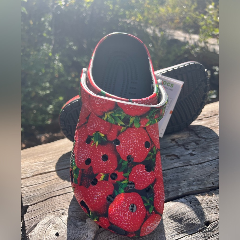 Unisex Size 9 Women’s Size 7 Men’s CROCS Hyper Real Strawberry NEW